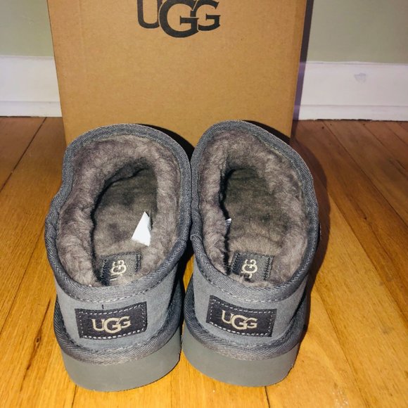 UGG Classic Slipper - Picture 3 of 9